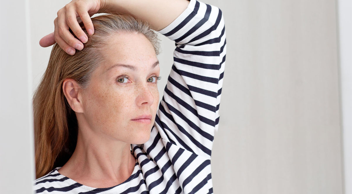 Come cambiano i capelli con l'età