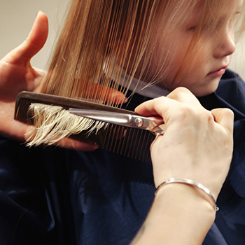 Taglio capelli bimba
